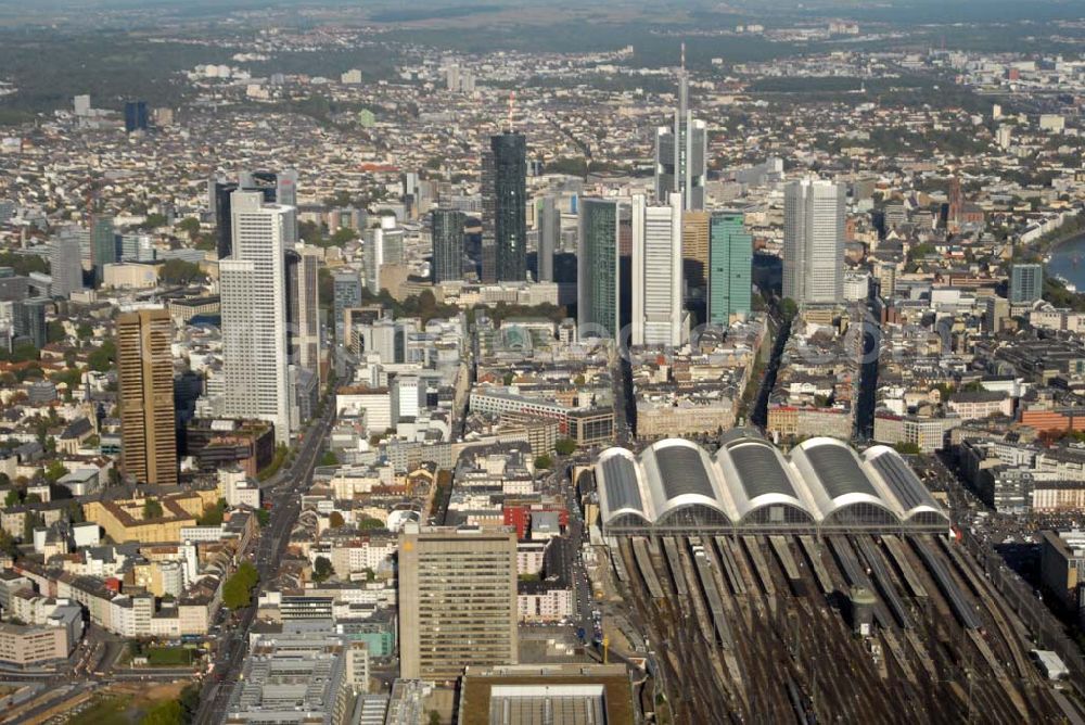 Aerial photograph Frankfurt am Main - Blick auf das Bankenviertel im Zentrum von Frankfurt am Main und den Frankfurter Hauptbahnhof.