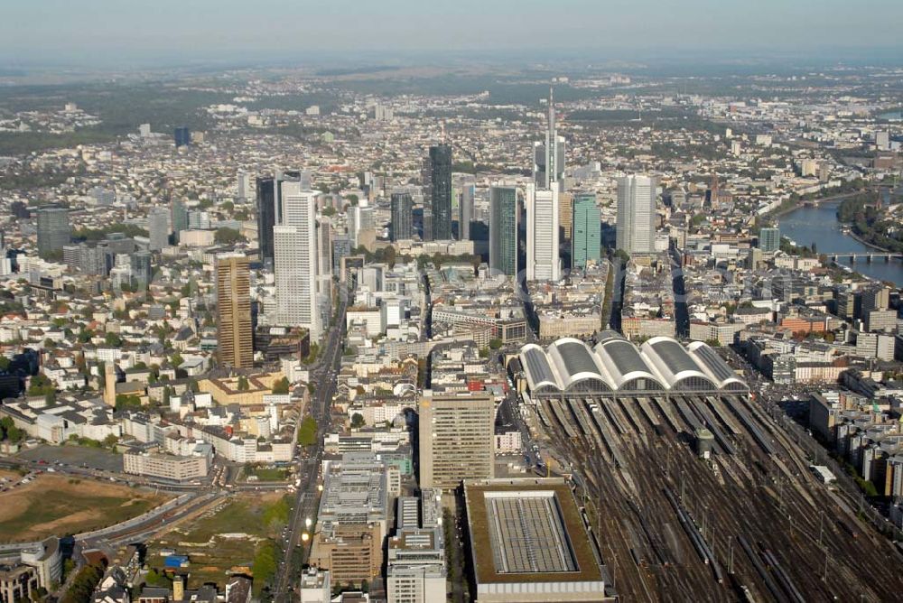 Frankfurt am Main from above - Blick auf das Bankenviertel im Zentrum von Frankfurt am Main und den Frankfurter Hauptbahnhof.