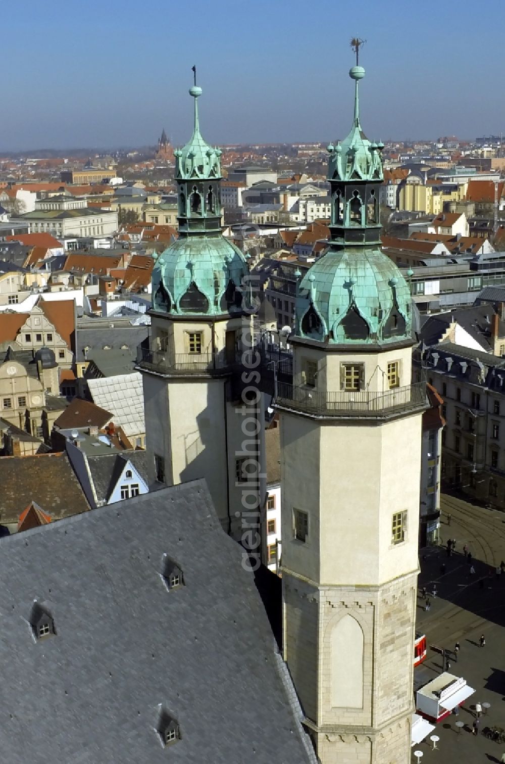 Aerial photograph Halle ( Saale ) - View of the center of Halle view of the Red Tower and the St. Mary's Church in Saxony-Anhalt