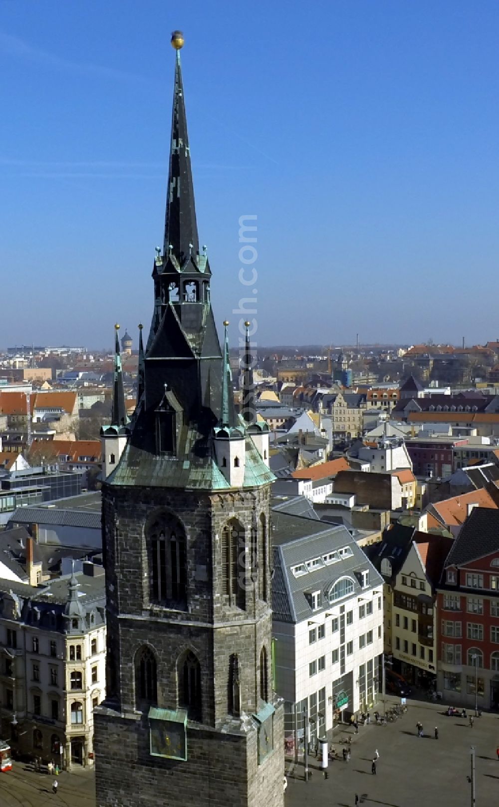 Aerial image Halle ( Saale ) - View of the center of Halle view of the Red Tower and the St. Mary's Church in Saxony-Anhalt