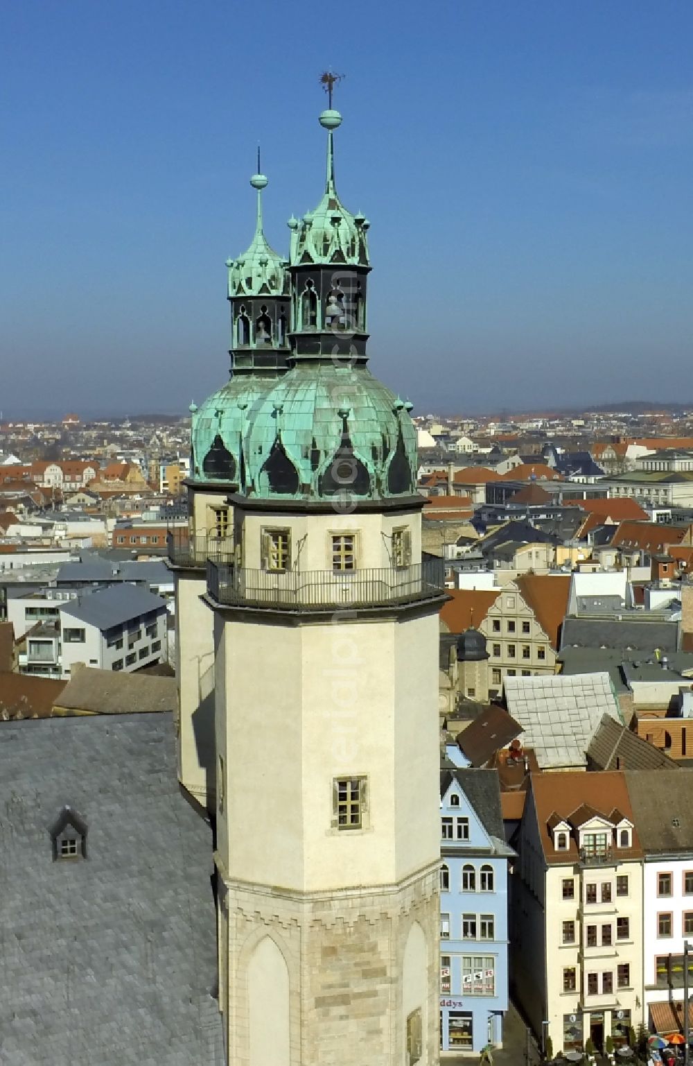 Halle ( Saale ) from the bird's eye view: View of the center of Halle view of the Red Tower and the St. Mary's Church in Saxony-Anhalt