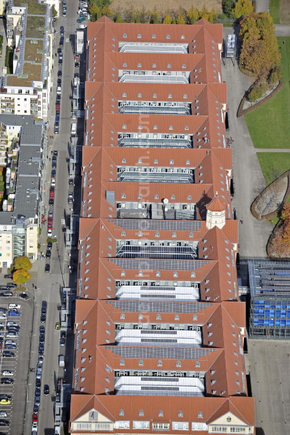 Karlsruh from above - Blick auf das Zentrum für Kunst und Medientechnologie Karlsruhe mit der Städtischen Galerie, der Hochschule für Gestaltung und dem Museum Neue Kunst. Das Zentrum gilt als weltweit größte Einrichtung für Medienkunst. View of the Center for Art and Media Karlsruhe with the City Gallery, the Academy of Design and the Museum of Contemporary Art.