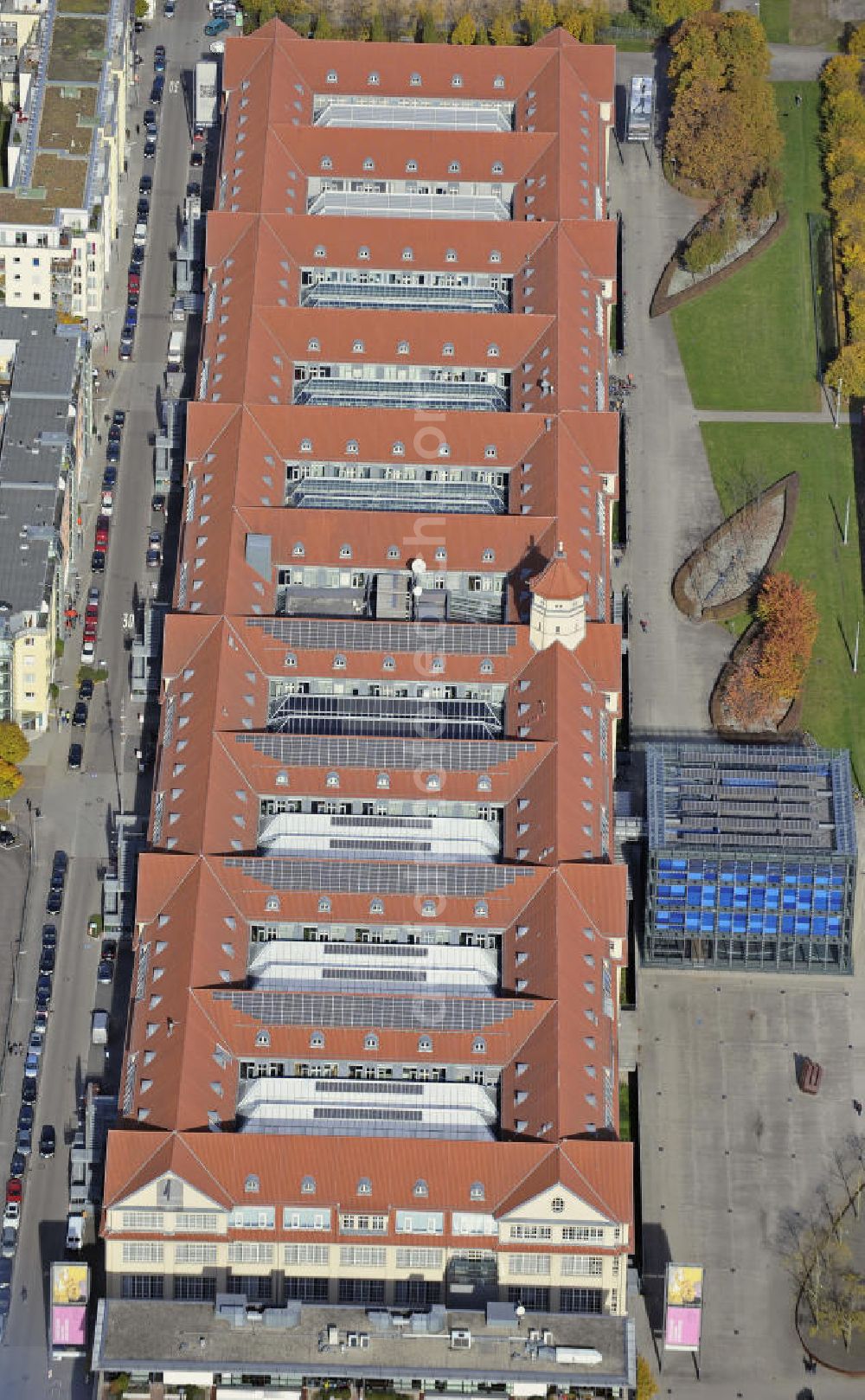 Karlsruh from the bird's eye view: Blick auf das Zentrum für Kunst und Medientechnologie Karlsruhe mit der Städtischen Galerie, der Hochschule für Gestaltung und dem Museum Neue Kunst. Das Zentrum gilt als weltweit größte Einrichtung für Medienkunst. View of the Center for Art and Media Karlsruhe with the City Gallery, the Academy of Design and the Museum of Contemporary Art.