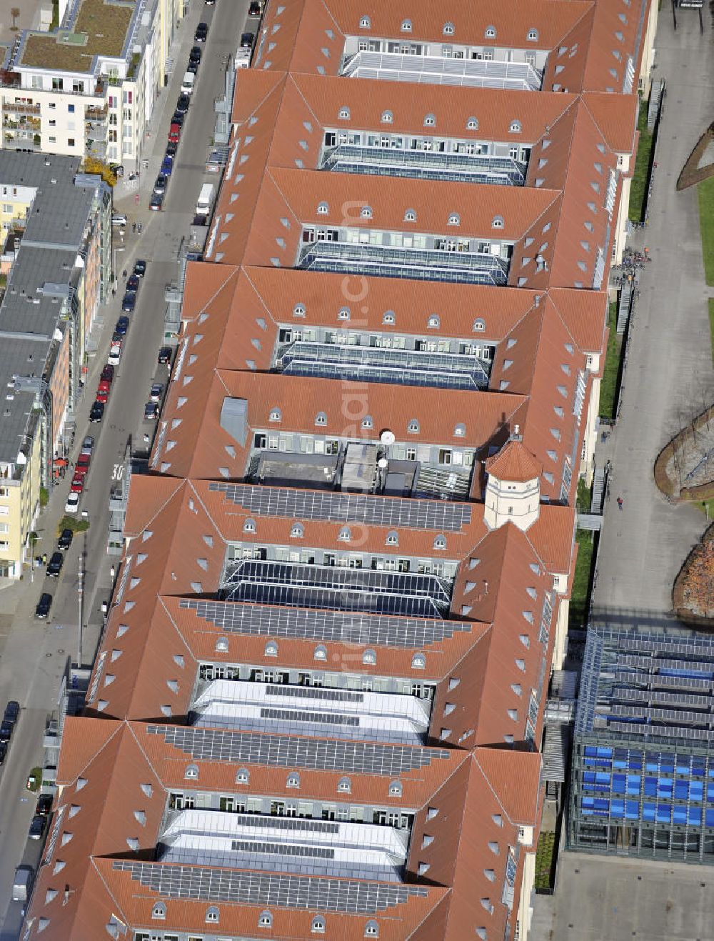 Aerial image Karlsruh - Blick auf das Zentrum für Kunst und Medientechnologie Karlsruhe mit der Städtischen Galerie, der Hochschule für Gestaltung und dem Museum Neue Kunst. Das Zentrum gilt als weltweit größte Einrichtung für Medienkunst. View of the Center for Art and Media Karlsruhe with the City Gallery, the Academy of Design and the Museum of Contemporary Art.