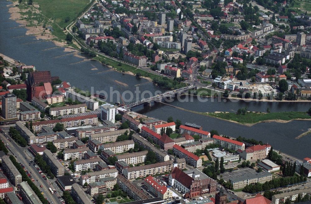 Aerial photograph Frankfurt Oder - View of the town bridge in Frankfurt Oder in the federal state of Brandenburg. The bridge connects the cities of Frankfurt Oder and Slubice