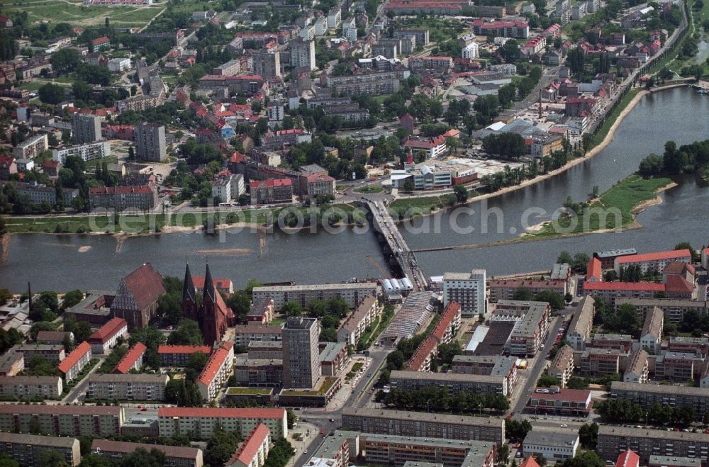 Frankfurt Oder from the bird's eye view: View of the town bridge in Frankfurt Oder in the federal state of Brandenburg. The bridge connects the cities of Frankfurt Oder and Slubice