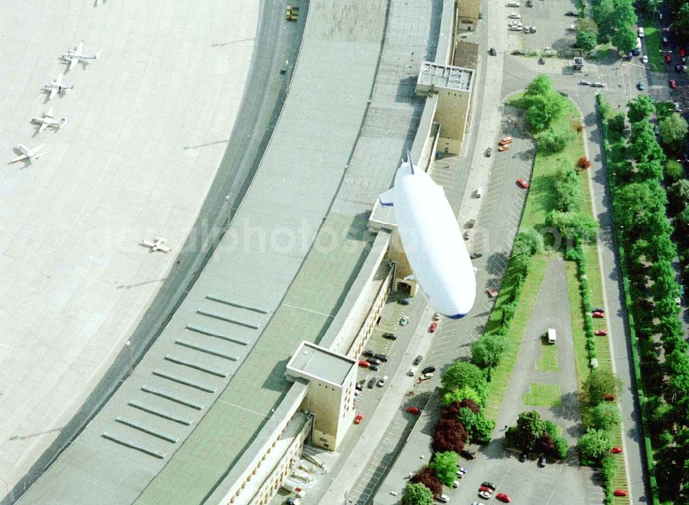 Berlin - Tempelhof from above - Zeppelin - NT nach dem Start zu einem Passagierrundflug vom Flughafen Berlin - Tempelhof aus. Kontakt über: Zeppelin Luftschifftechnik GmbH Marketing / Presse Allmannsweilerstr. 132 D-88046 Friedrichshafen Tel.: +49 (0) 75 41 / 59 00-DW Fax: +49 (0) 75 41 / 59 00-DW BERLIN - Tempelhof 16.Mai 2002