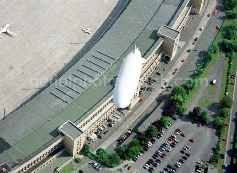 Berlin - Tempelhof from the bird's eye view: Zeppelin - NT nach dem Start zu einem Passagierrundflug vom Flughafen Berlin - Tempelhof aus. Kontakt über: Zeppelin Luftschifftechnik GmbH Marketing / Presse Allmannsweilerstr. 132 D-88046 Friedrichshafen Tel.: +49 (0) 75 41 / 59 00-DW Fax: +49 (0) 75 41 / 59 00-DW BERLIN - Tempelhof 16.Mai 2002