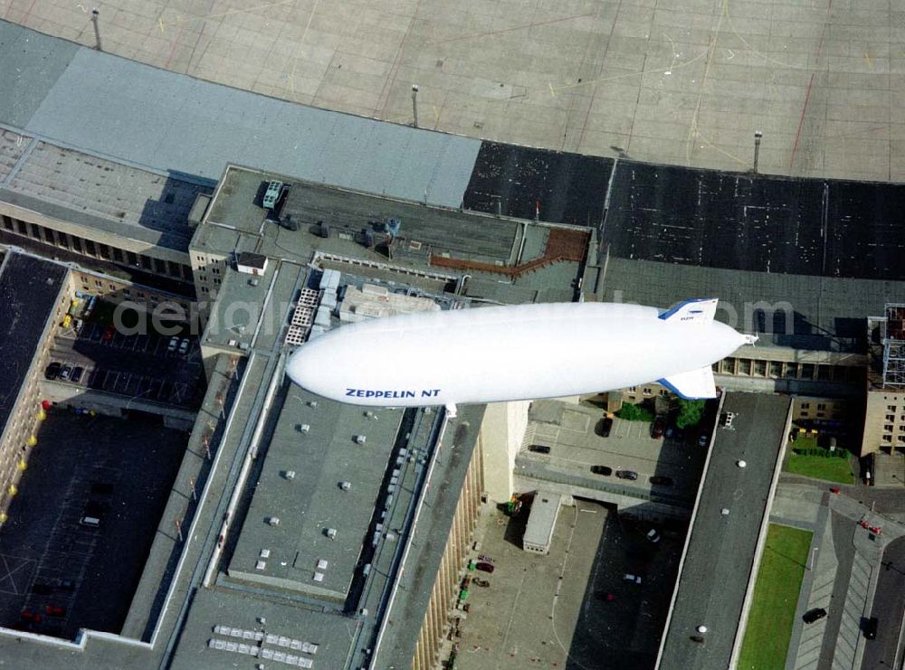 Aerial photograph Berlin - Tempelhof - Zeppelin - NT nach dem Start zu einem Passagierrundflug vom Flughafen Berlin - Tempelhof aus. Kontakt über: Zeppelin Luftschifftechnik GmbH Marketing / Presse Allmannsweilerstr. 132 D-88046 Friedrichshafen Tel.: +49 (0) 75 41 / 59 00-DW Fax: +49 (0) 75 41 / 59 00-DW BERLIN - Tempelhof 16.Mai 2002