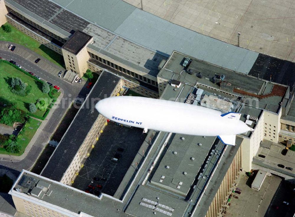 Berlin - Tempelhof from above - Zeppelin - NT nach dem Start zu einem Passagierrundflug vom Flughafen Berlin - Tempelhof aus. Kontakt über: Zeppelin Luftschifftechnik GmbH Marketing / Presse Allmannsweilerstr. 132 D-88046 Friedrichshafen Tel.: +49 (0) 75 41 / 59 00-DW Fax: +49 (0) 75 41 / 59 00-DW BERLIN - Tempelhof 16.Mai 2002