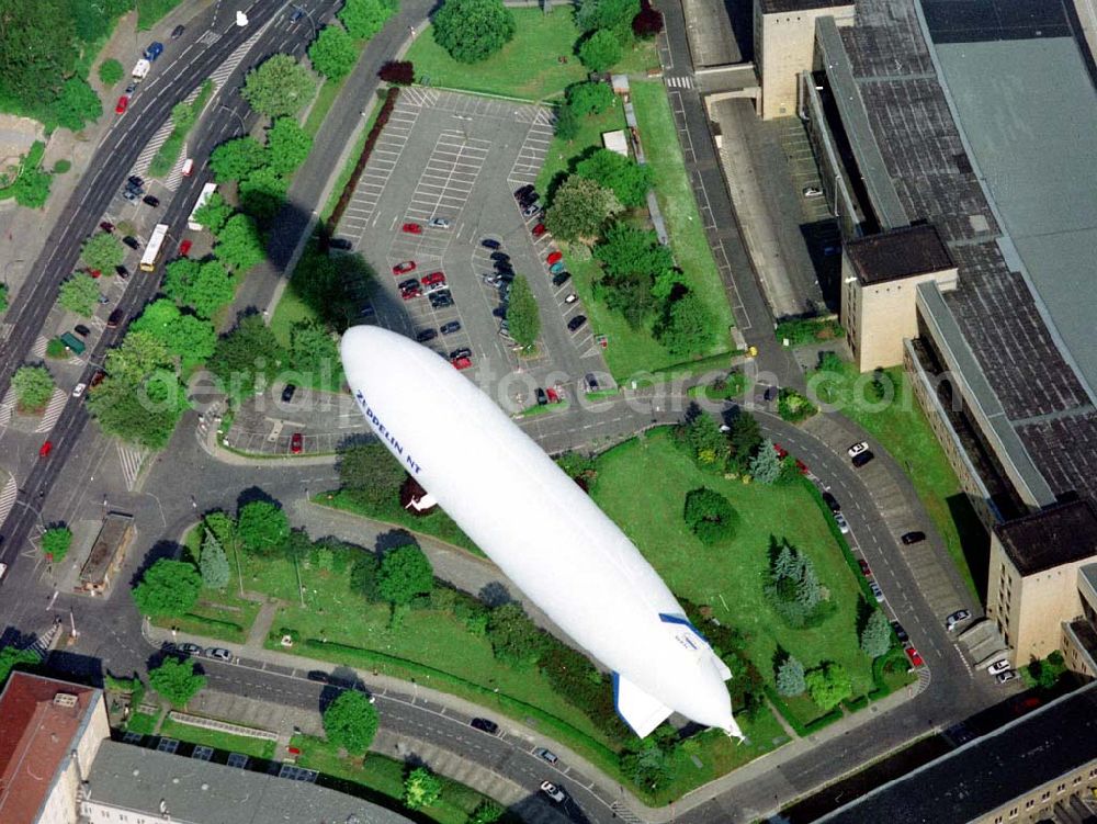 Aerial photograph Berlin - Tempelhof - Zeppelin - NT nach dem Start zu einem Passagierrundflug vom Flughafen Berlin - Tempelhof aus. Kontakt über: Zeppelin Luftschifftechnik GmbH Marketing / Presse Allmannsweilerstr. 132 D-88046 Friedrichshafen Tel.: +49 (0) 75 41 / 59 00-DW Fax: +49 (0) 75 41 / 59 00-DW BERLIN - Tempelhof 16.Mai 2002