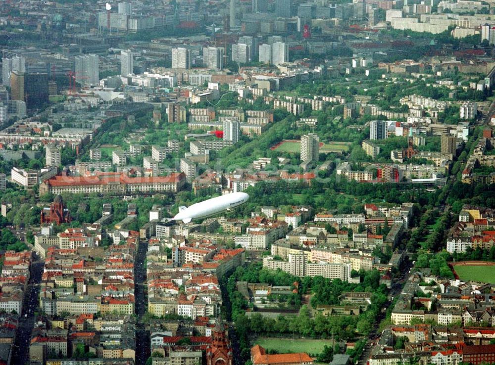 Berlin - Tempelhof from above - Zeppelin - NT nach dem Start zu einem Passagierrundflug vom Flughafen Berlin - Tempelhof aus. Kontakt über: Zeppelin Luftschifftechnik GmbH Marketing / Presse Allmannsweilerstr. 132 D-88046 Friedrichshafen Tel.: +49 (0) 75 41 / 59 00-DW Fax: +49 (0) 75 41 / 59 00-DW BERLIN - Tempelhof 16.Mai 2002