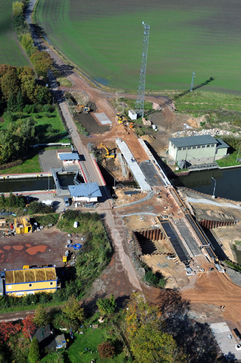 Aerial photograph Zerben - Baustelle / Neubau der Zerbener Brücke und der Schleuse Zerben am Elbe-Havel-Kanal in Sachsen-Anhalt. Ein Projekt des WSV, Wasser- und Schifffahrtsverwaltung des Bundes. The bridge Zerben over the Elbe-Havel-Canal and the lock in Zerben, Saxony-Anhalt.