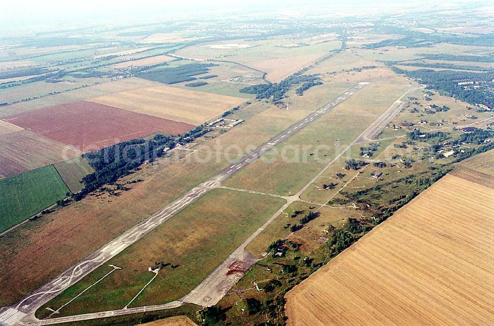 Aerial image Zerbst / Sachsen-Anhalt - Zerbst / Sachsen-Anhalt Blick auf die Rollbahn des Flugplatzes in Zerbst / Sachsen-Anhalt