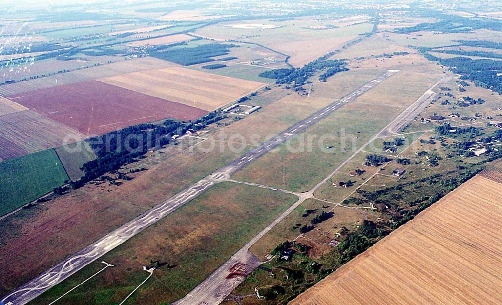 Aerial photograph Zerbst / Sachsen-Anhalt - Zerbst / Sachsen-Anhalt Blick auf die Rollbahn des Flugplatzes in Zerbst / Sachsen-Anhalt