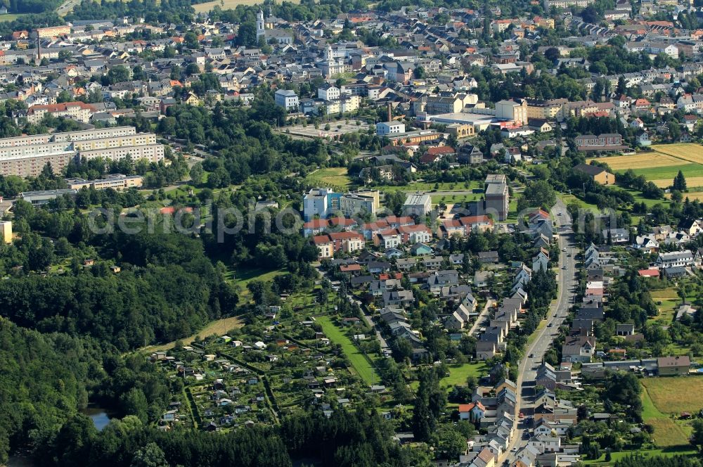 Aerial photograph Zeulenroda-Triebes - Zeulenroda is a city in the state of Thuringia. At the Aumaische road is a large family settlement. Prominent attractions in the city center of Zeulenroda are the Town Hall, the Trinity Church and the Holy Cross Church. At the road At the old foundry is a shopping center with Kaufland, a large car park and Employment Agency