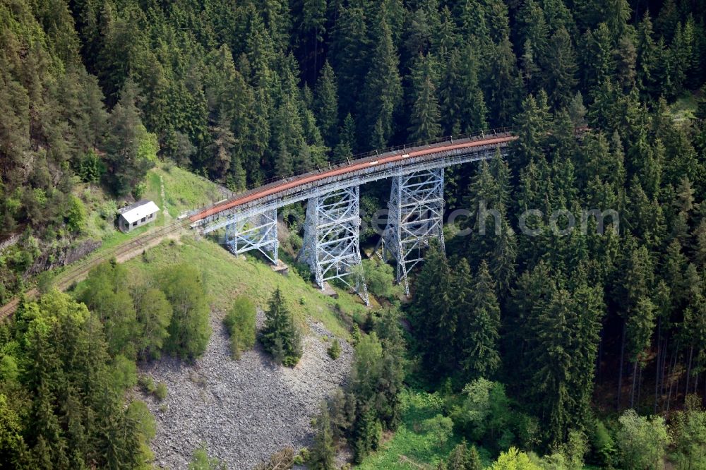 Aerial photograph Remptendorf - Ziemes Valley Bridge near Remptendorf in the state of Thuringia. The bridge is a viaduct of the the Triptis Maxgruen rail line which was built between 1893 and 1895. It spans the Ziemesgrund valley between Ziegenrueck, Altenbeuthen and belongs to the borough of Remptendorf. It is a one rail bridge consisting completely of steel and is disused now and a protected building