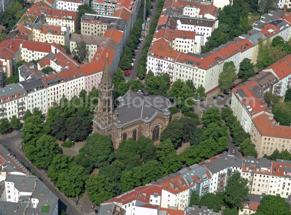 Aerial photograph Berlin - Die Zionskirche auf dem gleichnamigen Platz in Berlin-Mitte. Die evangelische Kirche wurde 1873 im Romanischen Stil eingeweiht und 1988 restauriert. The Zion Church in the district Prenzlauer Berg of Berlin.