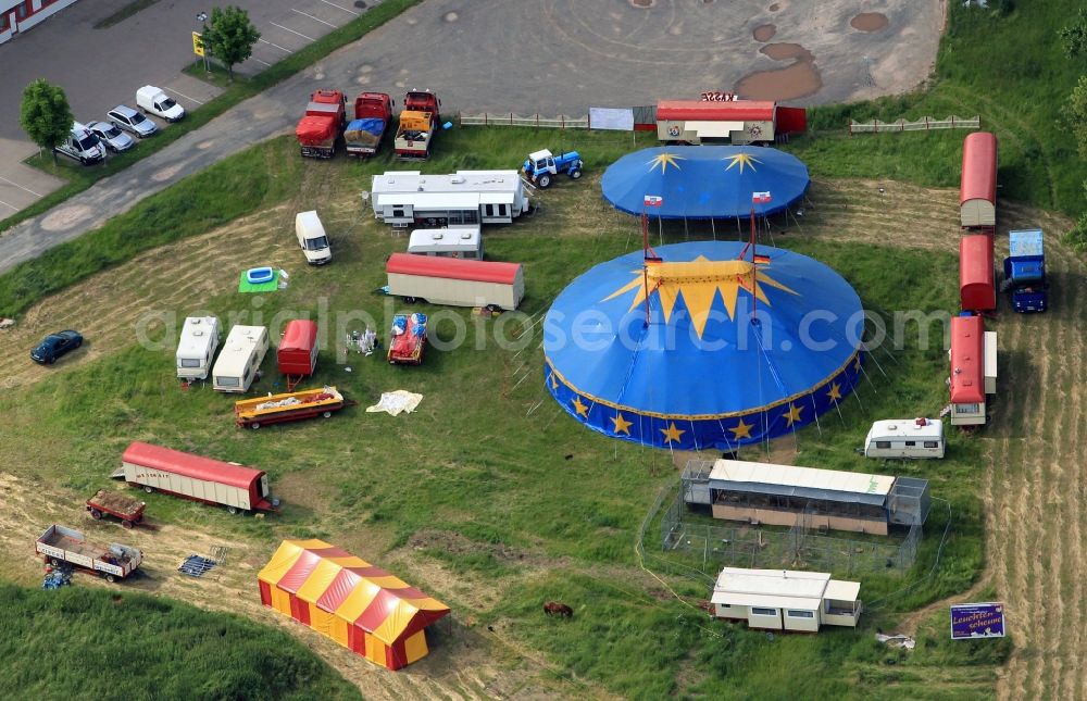 Gotha from the bird's eye view: A circus of the traditional family of artistes Weisheit guest appearances in Gotha in Thuringia. The circus tent and the wagons are built on an open area next to the Roller-furniture market at the Ohrdrufer road