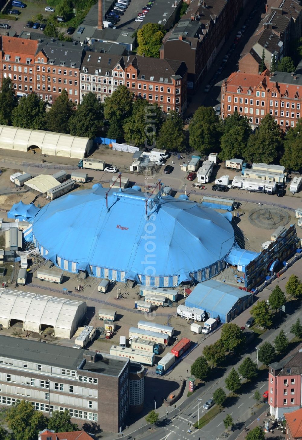 Aerial image Kiel - Circus tent of Circus Krone on Wilhelmplatz in Kiel in the state of Schleswig-Holstein. The blue tent and the caravans are located on the square amidst residential buildings and streets