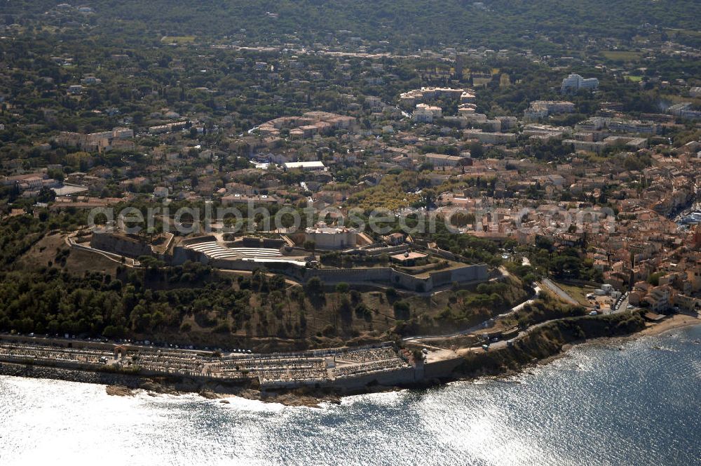 St. Tropez from the bird's eye view: Blick auf die Zitadelle (La Citadelle) von St. Tropez / La Citadelle de St. Tropez. Der kleine Ort mit traumhafter Lage an der Côte d' Azur wird von der 1592 entstandenen Zitadelle La Citadelle überragt. Die Burg ist ein sechseckiger Bau, der sich auf einem Hügel östlich des Stadtkerns befindet. Dies aber auch ein Marinemuseeum und ein an der Küste liegender Friedhof machen die Festungsanlage zu einem beliebten Ausflugsziel für Touristen. Kontakt Touristinfo: Office du Tourisme, Quai Jean Jaures, BP 183, 83 St. Tropez, Tel. +33(0)4 9497 4521, Fax +33(0)4 9497 8266, Email: tourisme@nova.fr