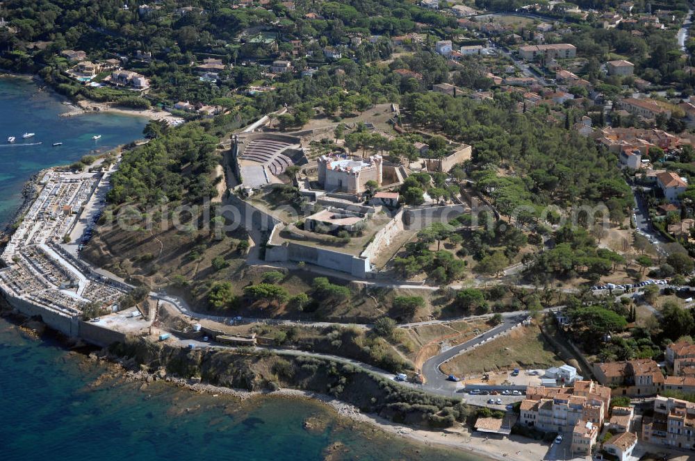 Aerial image St. Tropez - Blick auf die Zitadelle (La Citadelle) von St. Tropez / La Citadelle de St. Tropez. Der kleine Ort mit traumhafter Lage an der Côte d' Azur wird von der 1592 entstandenen Zitadelle La Citadelle überragt. Die Burg ist ein sechseckiger Bau, der sich auf einem Hügel östlich des Stadtkerns befindet. Dies aber auch ein Marinemuseeum und ein an der Küste liegender Friedhof machen die Festungsanlage zu einem beliebten Ausflugsziel für Touristen. Kontakt Touristinfo: Office du Tourisme, Quai Jean Jaures, BP 183, 83 St. Tropez, Tel. +33(0)4 9497 4521, Fax +33(0)4 9497 8266, Email: tourisme@nova.fr