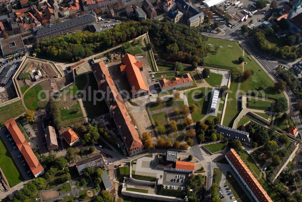 Erfurt from above - Blick auf die Zitadelle Petersberg. Das Kernwerk der Zitadelle wurde von 1665-1707 angelegt und in Etappen bis 1868 aus- und umgebaut. Die Zitadelle Petersberg ist die einzige weitgehend erhaltene barocke Stadtfestung Mitteleuropas. Kontakt: Tourismus Gesellschaft Erfurt, Benediktsplatz 1, 99084 Erfurt; E-Mail: service@erfurt-tourist.de