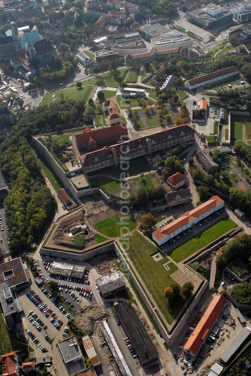 Aerial photograph Erfurt - Blick auf die Zitadelle Petersberg. Das Kernwerk der Zitadelle wurde von 1665-1707 angelegt und in Etappen bis 1868 aus- und umgebaut. Die Zitadelle Petersberg ist die einzige weitgehend erhaltene barocke Stadtfestung Mitteleuropas. Kontakt: Tourismus Gesellschaft Erfurt, Benediktsplatz 1, 99084 Erfurt; E-Mail: service@erfurt-tourist.de