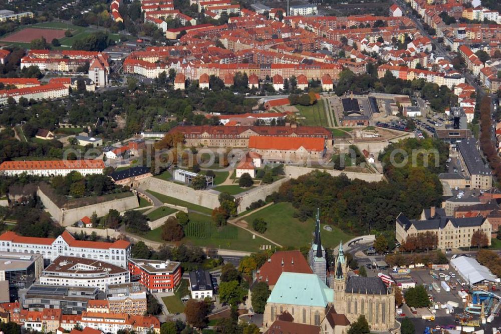 Erfurt from above - Blick auf die Zitadelle Petersberg mit dem Kirchenensemble von Mariendom und Severikirche in Erfurt. Das Ensemble gilt als Wahrzeichen der Stadt. Die Zitadelle, eine barocke Festung, ist noch fast komplett erhalten.