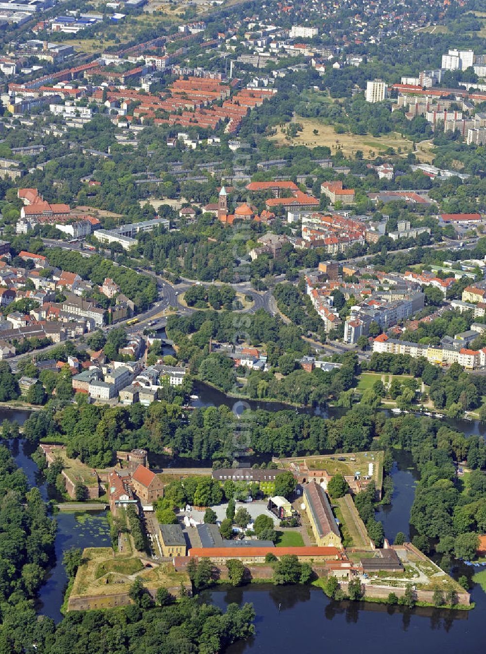 Berlin from above - Blick auf die Spandauer Zitadelle, einer der bedeutendsten und besterhaltenen Renaissancefestungen Europas mit Museum und großem Veranstaltungsbereich für Konzerte. View of Spandau Citadel, one of the most important and best preserved Renaissance fortresses in Europe with a museum and a large event area for concerts.