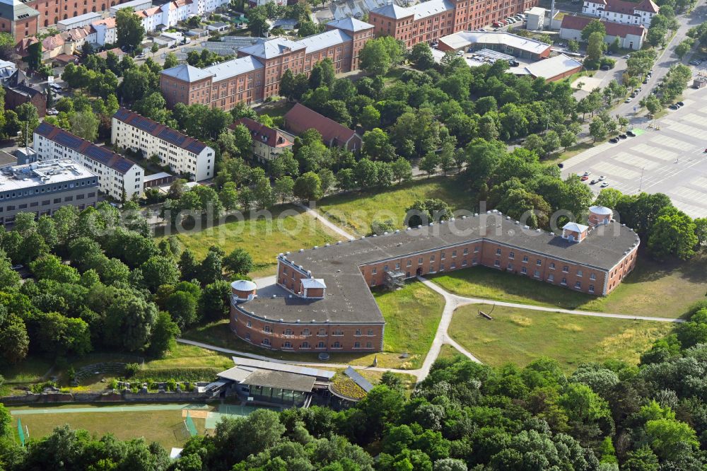 Ingolstadt from the bird's eye view: School building in the fragments of the former citadel of the Johann-Nepomuk-von-Kurz-School with a daycare center on Elbrachtstrasse in Ingolstadt in the state Bavaria, Germany