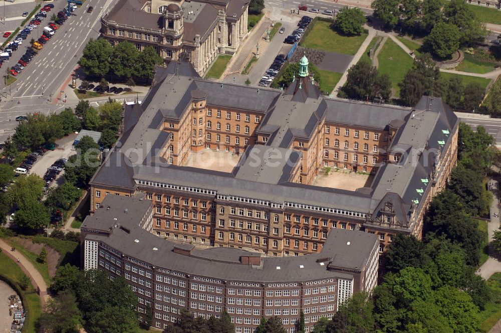 Aerial photograph - Blick auf das Ziviljustizgebäude mit Grundbuchamt, Amts- und Landgericht am Sievekingplatz 1 im Stadtteil Hamburg-Neustadt. View of the civil courthouse, with Land Registry, District and Supreme Court on Sievekingplatz one in the district of Hamburg-Neustadt.