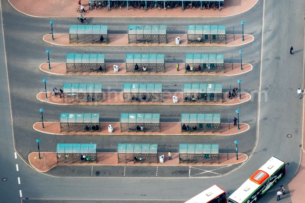 Wesel from the bird's eye view: Central Bus Station of RVN Regionalverkehr Niederrhein GmbH on Franz-Etzel-Platz in Wesel in the state North Rhine-Westphalia