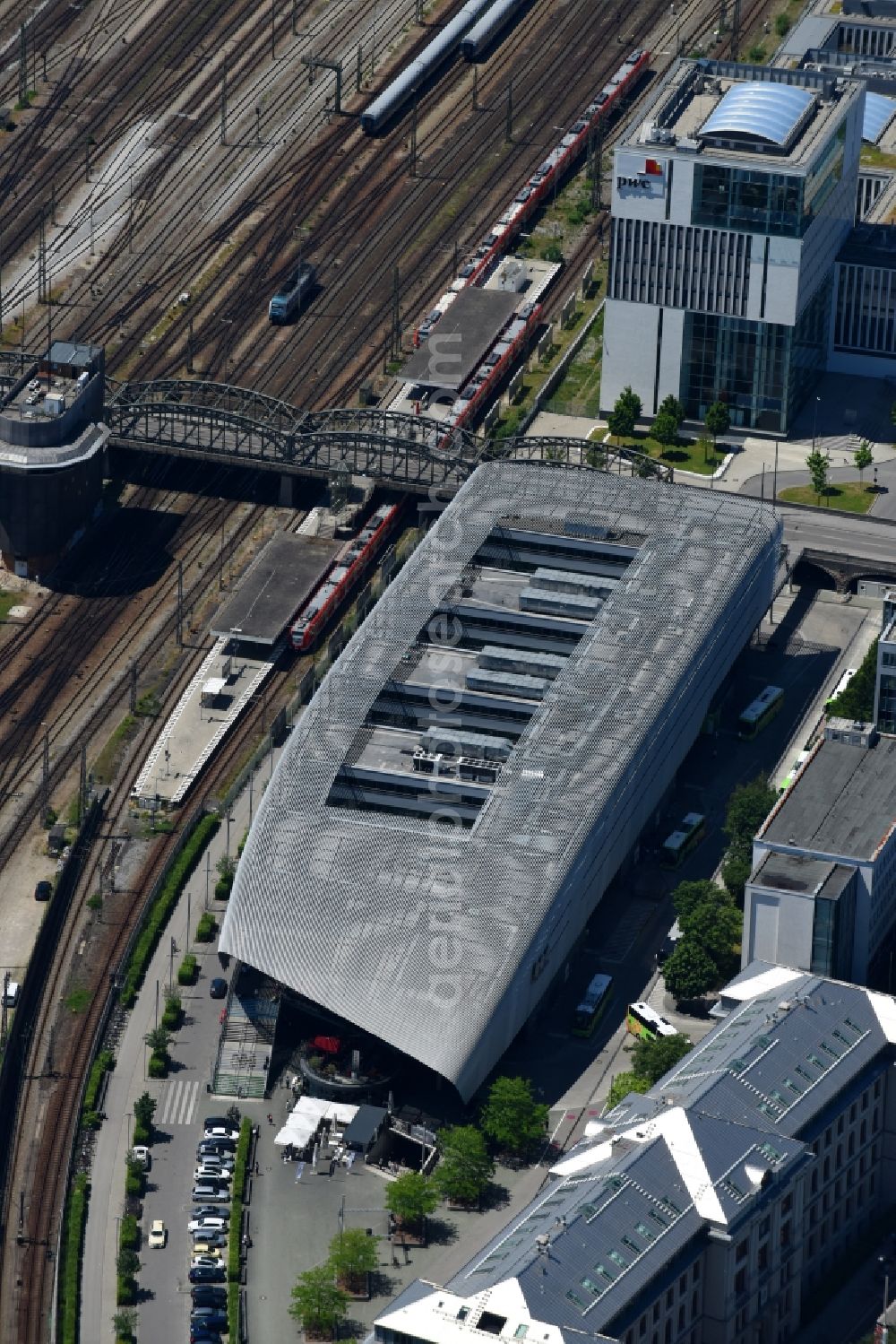 München from above - Central Bus Station to Arnulfstrasse the Public Transportation in the district Ludwigsvorstadt in Munich in the state Bavaria, Germany