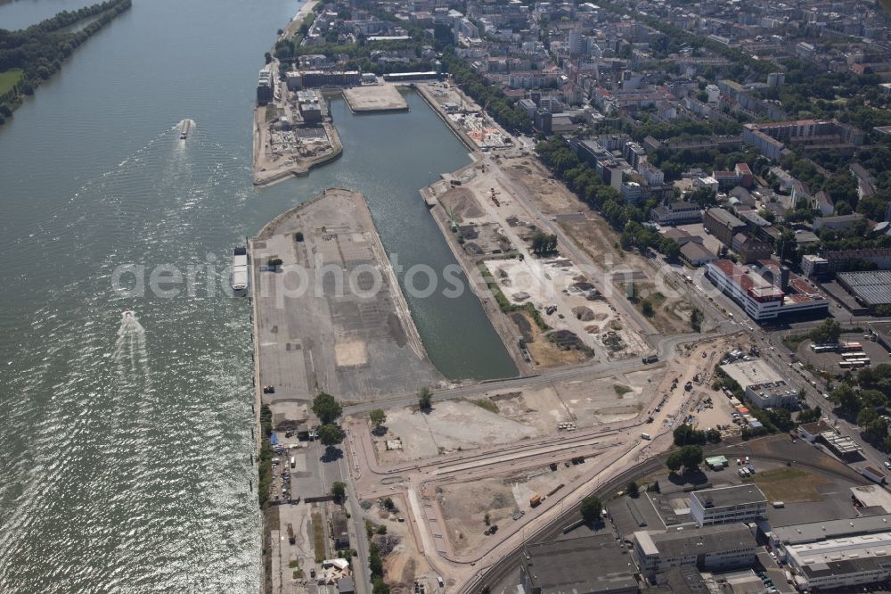 Mainz from the bird's eye view: Development area on grounds of the former customs and inland port on the banks of the River Rhine in Mainz in Rhineland-Palatinate