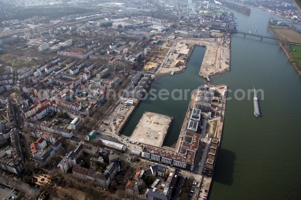 Mainz from the bird's eye view: Development area on grounds of the former customs and inland port on the banks of the River Rhine in Mainz in Rhineland-Palatinate. Between the arms of the North Mole a bascule bridge is currently being built