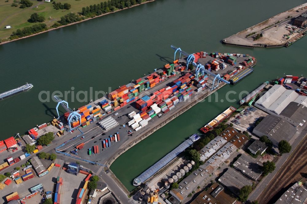 Aerial photograph Mainz - Harbour in the Neustadt part of Mainz in the state of Rhineland-Palatinate. View of the industrial area in the North of the city. The custom harbour of Mainz on the Rhine is visible in the background. The compound consists of containers, cranes and docks