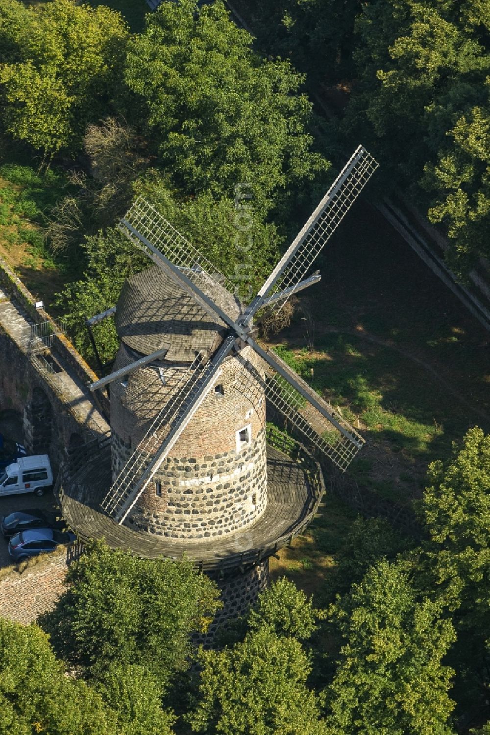 Dormagen from the bird's eye view: The Zonser mill in the village of Zons the town of Dormagen in North Rhine-Westphalia