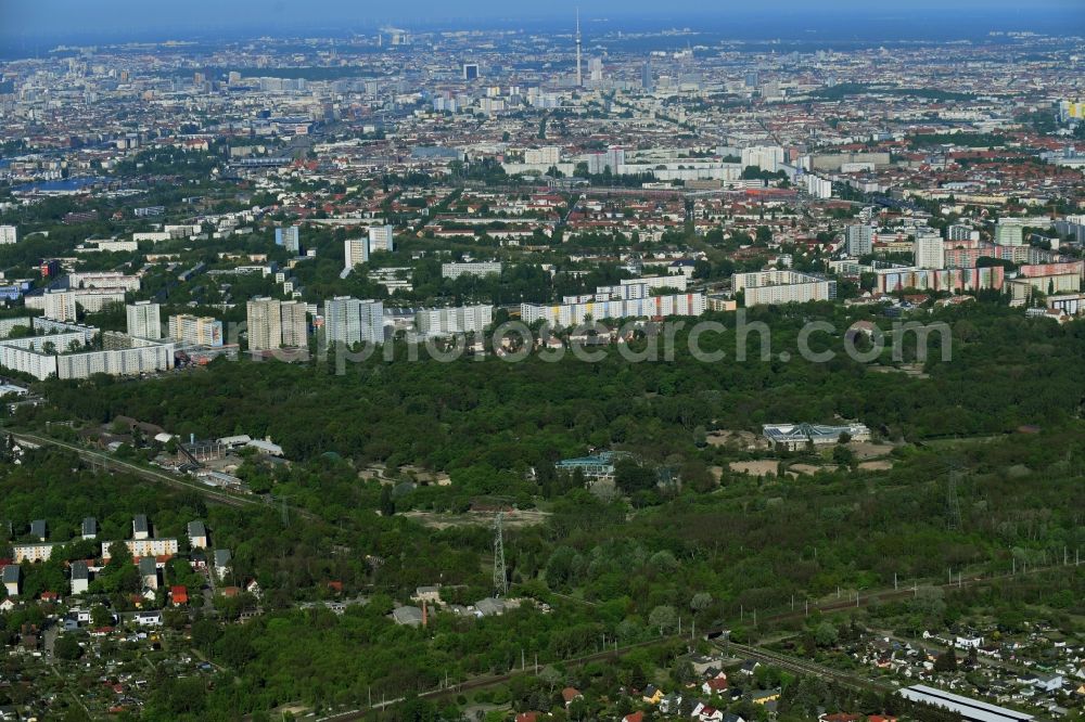 Berlin from above - Zoo grounds Tierpark Berlin in the destrict Friedrichsfelde in Berlin