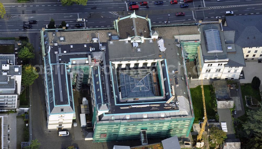 Bonn from the bird's eye view: Das Zoologische Forschungsmuseum Alexan der König an der Adenauerallee im Stadtteil Gronau. In dem Naturkundemuseum wurde 1948 der Parlamentarische Rat eröffnet und später waren für kurze Zeit das Bundeskanzleramt sowie Ministeriumsbüros untergebracht. The Zoological Research Museum Alexan der Koenig at the Adenauerallee in the district Gronau.