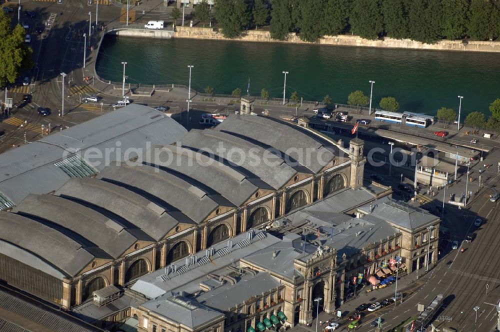 Aerial image Zürich - Zürich Hauptbahnhof ist der grösste Bahnhof der Schweiz und ist ein Bahnknotenpunkt für Züge aus dem Inland und den angrenzenden Ländern. Die fast ganz ausgeräumte ehemalige Perronhalle ist der grösste überdeckte Platz Europas.