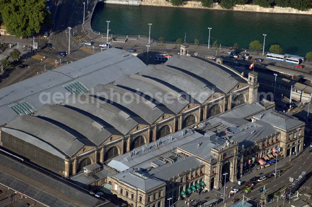 Aerial photograph Zürich - Zürich Hauptbahnhof ist der grösste Bahnhof der Schweiz und ist ein Bahnknotenpunkt für Züge aus dem Inland und den angrenzenden Ländern. Die fast ganz ausgeräumte ehemalige Perronhalle ist der grösste überdeckte Platz Europas.