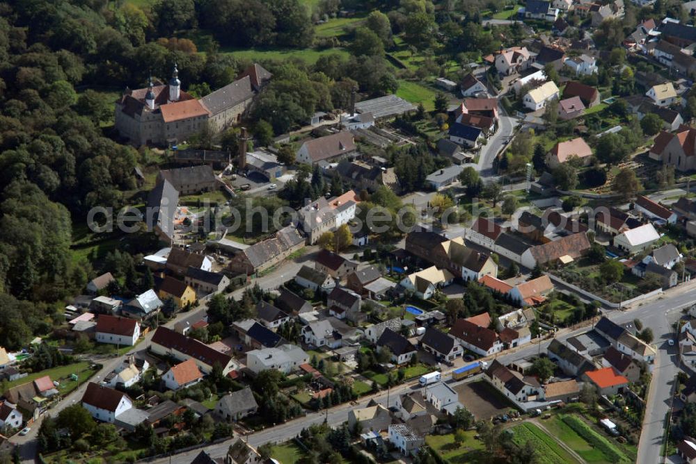 Zschepplin from above - Blick auf Zschepplin in Sachsen mit Blick auf das Schloss Hohenprießnitz. Zschepplin ist eine kleine Gemeinde im Kreis Delitzsch, der sich im Norden von Sachsen befindet. Im Osten wird die Ortschaft durch das Muldetal begrenzt. Sehenswert ist das Schloss Hohenprießnitz, welches bereits im 17. Jahrhundert erbaut wurde und einen Schlosspark umfasst. Kontakt: Gemeinde Zschepplin Naundorf, Bahnhofstraße 1, 04838 Zschepplin, Tel. +49(0)3423 600886, Telefax +49(0)3423 750339