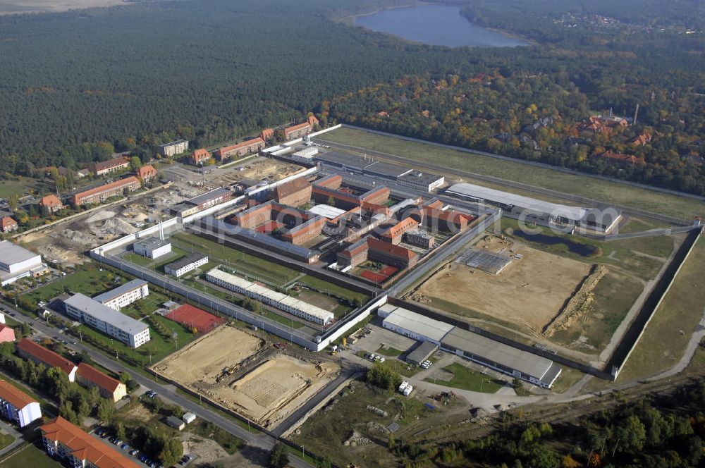 Aerial photograph Brandenburg - Blick auf das Zuchthaus Brandenburg - Görden. Görden ist ein Stadtteil Brandenburgs. Das Zuchthaus wurde in den Jahren 1927 bis 1935 errichtet und galt als eine der modernsten und sichersten Haftanstalten Europas. Sie bot Platz für 1800 Häftlinge. Zur NS - Zeit starben hier ca. 10.000 Euthanasie Opfer, sowie ca. 2000 politische Gefangene. Ab 1949 nutze die DDR - Regierung die Anstalt für die Inhaftierung politischer Gefangener. Ab 1975 enstanden erste Gendenkräume in der heutigen JVA. Kontakt Gedenkstätte: Stiftung Brandenburgische Gedenkstätten, Dokumentationsstelle Brandenburg, Anton - Saefkow - Allee 22, 14776 Brandenburg / Havel, Tel. +49(0)3301 810912, Besucheranmeldung +49(0)3301 200200