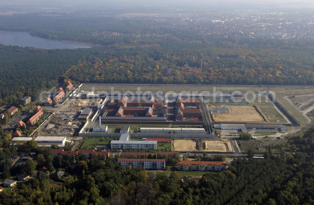 Aerial image Brandenburg - Blick auf das Zuchthaus Brandenburg - Görden. Görden ist ein Stadtteil Brandenburgs. Das Zuchthaus wurde in den Jahren 1927 bis 1935 errichtet und galt als eine der modernsten und sichersten Haftanstalten Europas. Sie bot Platz für 1800 Häftlinge. Zur NS - Zeit starben hier ca. 10.000 Euthanasie Opfer, sowie ca. 2000 politische Gefangene. Ab 1949 nutze die DDR - Regierung die Anstalt für die Inhaftierung politischer Gefangener. Ab 1975 enstanden erste Gendenkräume in der heutigen JVA. Kontakt Gedenkstätte: Stiftung Brandenburgische Gedenkstätten, Dokumentationsstelle Brandenburg, Anton - Saefkow - Allee 22, 14776 Brandenburg / Havel, Tel. +49(0)3301 810912, Besucheranmeldung +49(0)3301 200200