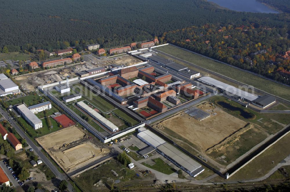 Brandenburg from above - Blick auf das Zuchthaus Brandenburg - Görden. Görden ist ein Stadtteil Brandenburgs. Das Zuchthaus wurde in den Jahren 1927 bis 1935 errichtet und galt als eine der modernsten und sichersten Haftanstalten Europas. Sie bot Platz für 1800 Häftlinge. Zur NS - Zeit starben hier ca. 10.000 Euthanasie Opfer, sowie ca. 2000 politische Gefangene. Ab 1949 nutze die DDR - Regierung die Anstalt für die Inhaftierung politischer Gefangener. Ab 1975 enstanden erste Gendenkräume in der heutigen JVA. Kontakt Gedenkstätte: Stiftung Brandenburgische Gedenkstätten, Dokumentationsstelle Brandenburg, Anton - Saefkow - Allee 22, 14776 Brandenburg / Havel, Tel. +49(0)3301 810912, Besucheranmeldung +49(0)3301 200200