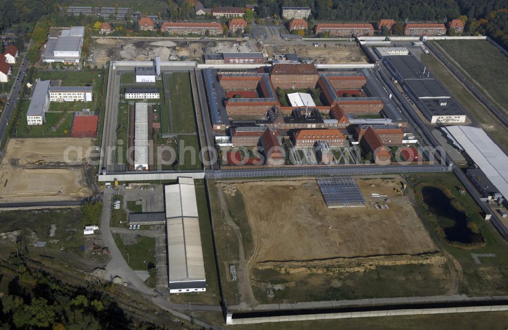 Brandenburg from the bird's eye view: Blick auf das Zuchthaus Brandenburg - Görden. Görden ist ein Stadtteil Brandenburgs. Das Zuchthaus wurde in den Jahren 1927 bis 1935 errichtet und galt als eine der modernsten und sichersten Haftanstalten Europas. Sie bot Platz für 1800 Häftlinge. Zur NS - Zeit starben hier ca. 10.000 Euthanasie Opfer, sowie ca. 2000 politische Gefangene. Ab 1949 nutze die DDR - Regierung die Anstalt für die Inhaftierung politischer Gefangener. Ab 1975 enstanden erste Gendenkräume in der heutigen JVA. Kontakt Gedenkstätte: Stiftung Brandenburgische Gedenkstätten, Dokumentationsstelle Brandenburg, Anton - Saefkow - Allee 22, 14776 Brandenburg / Havel, Tel. +49(0)3301 810912, Besucheranmeldung +49(0)3301 200200