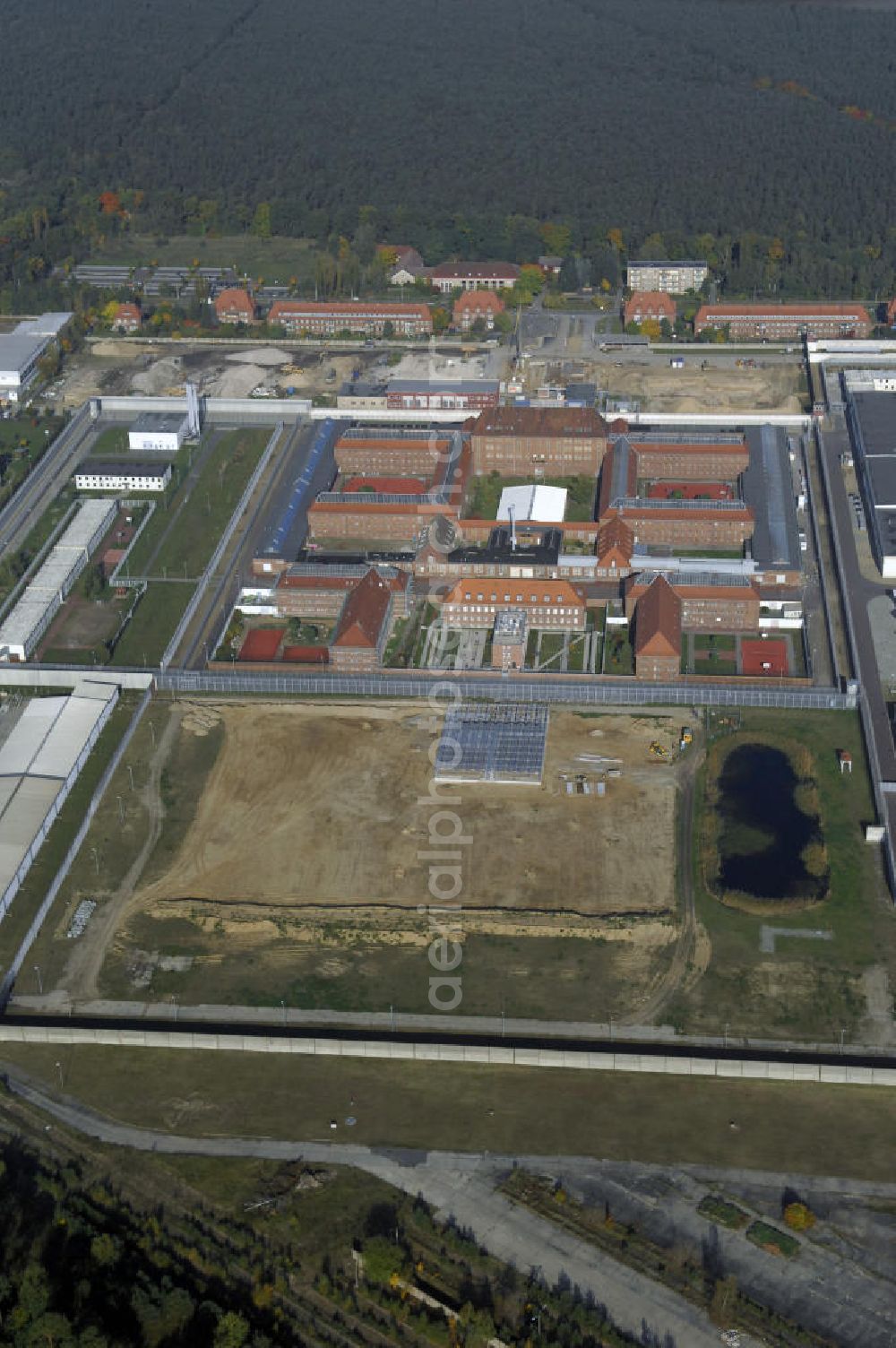 Aerial image Brandenburg - Blick auf das Zuchthaus Brandenburg - Görden. Görden ist ein Stadtteil Brandenburgs. Das Zuchthaus wurde in den Jahren 1927 bis 1935 errichtet und galt als eine der modernsten und sichersten Haftanstalten Europas. Sie bot Platz für 1800 Häftlinge. Zur NS - Zeit starben hier ca. 10.000 Euthanasie Opfer, sowie ca. 2000 politische Gefangene. Ab 1949 nutze die DDR - Regierung die Anstalt für die Inhaftierung politischer Gefangener. Ab 1975 enstanden erste Gendenkräume in der heutigen JVA. Kontakt Gedenkstätte: Stiftung Brandenburgische Gedenkstätten, Dokumentationsstelle Brandenburg, Anton - Saefkow - Allee 22, 14776 Brandenburg / Havel, Tel. +49(0)3301 810912, Besucheranmeldung +49(0)3301 200200