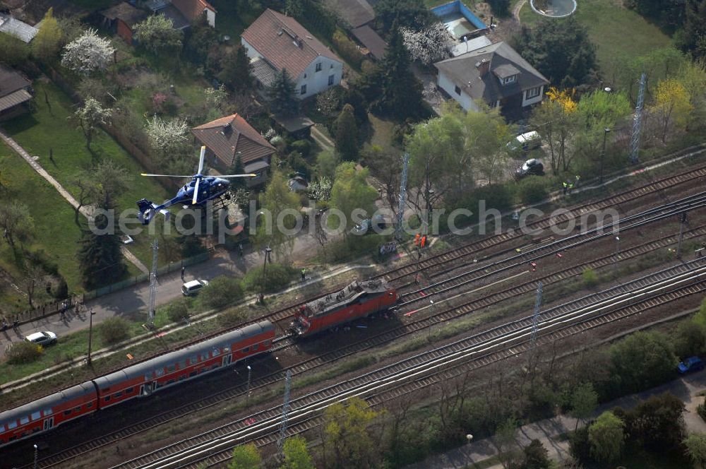 Berlin from the bird's eye view: Blick auf einen verunglückten Nahverkehrszug der Bahn nahe dem S-Bahnhof Karow. Der Regionalexpress aus Stralsund war am späten Abend des 16. April mit 22 Reisenden und Bahn-Personal im Bahnhof Berlin-Karow auf einen langsam fahrenden Güterzug aufgefahren. Die Verletzten wurden in umliegende Krankenhäuser gebracht. Der Triebwagen und der erste Waggon des Regionalexpress waren bei dem Zusammenstoß entgleist. Der Lokführer wurde durch den Aufprall in seinem Führerhaus eingeklemmt und musste von der Feuerwehr durch die Frontscheibe befreit werden.