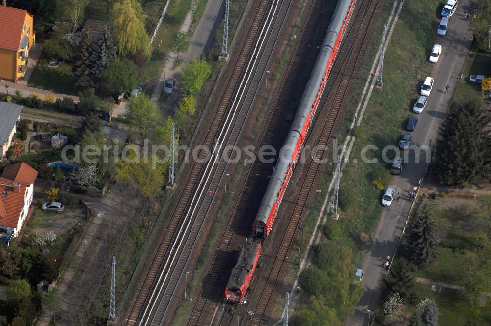 Aerial image Berlin - Blick auf einen verunglückten Nahverkehrszug der Bahn nahe dem S-Bahnhof Karow. Der Regionalexpress aus Stralsund war am späten Abend des 16. April mit 22 Reisenden und Bahn-Personal im Bahnhof Berlin-Karow auf einen langsam fahrenden Güterzug aufgefahren. Die Verletzten wurden in umliegende Krankenhäuser gebracht. Der Triebwagen und der erste Waggon des Regionalexpress waren bei dem Zusammenstoß entgleist. Der Lokführer wurde durch den Aufprall in seinem Führerhaus eingeklemmt und musste von der Feuerwehr durch die Frontscheibe befreit werden.